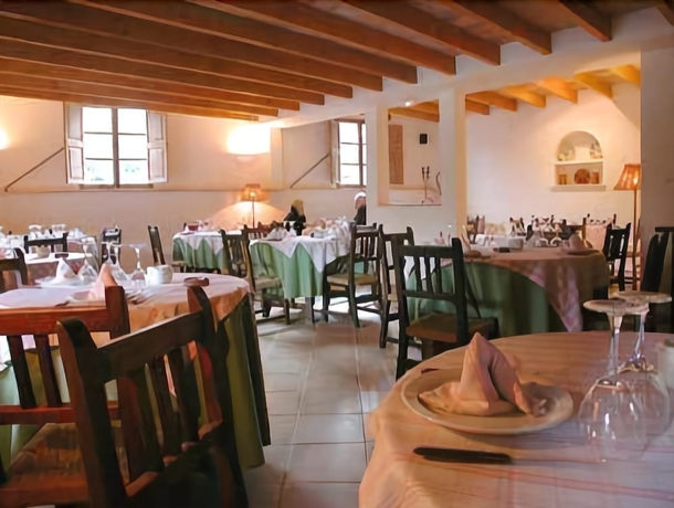 Imagen del bar/restaurante del Hotel DALT MUNTANYA. Foto 2