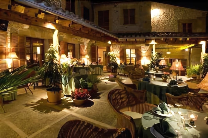 Imagen del bar/restaurante del Hotel DALT MUNTANYA. Foto 4