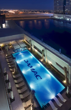Imagen de la piscina del Hotel DAMAC Maison The Vogue. Foto 16