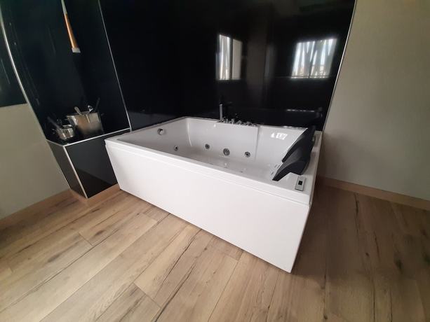 Imagen de la habitación del Hotel DAOS Suites Terrace Marbella. Foto 2