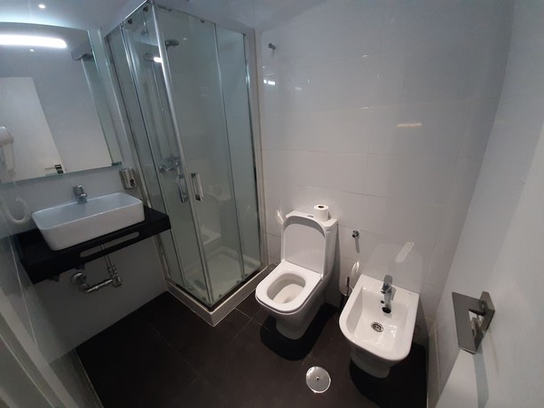 Imagen de la habitación del Hotel DAOS Suites Terrace Marbella. Foto 4