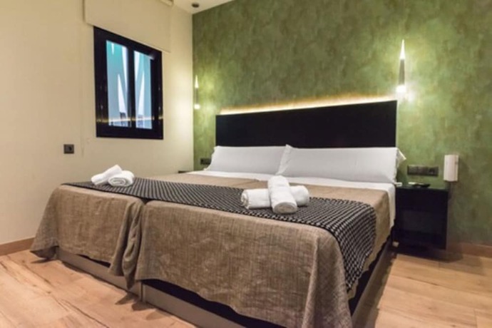 Imagen de la habitación del Hotel DAOS Suites Terrace Marbella. Foto 8