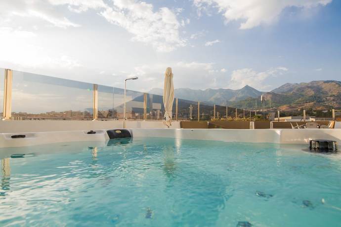 Imagen de la habitación del Hotel DAOS Suites Terrace Marbella. Foto 10