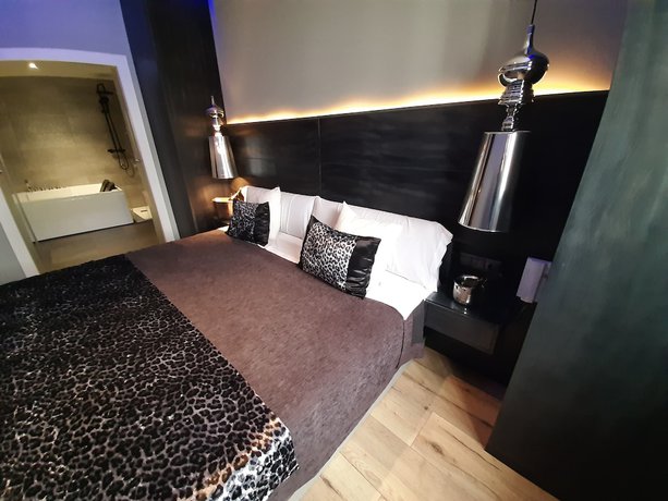 Imagen de la habitación del Hotel DAOS Suites Terrace Marbella. Foto 12