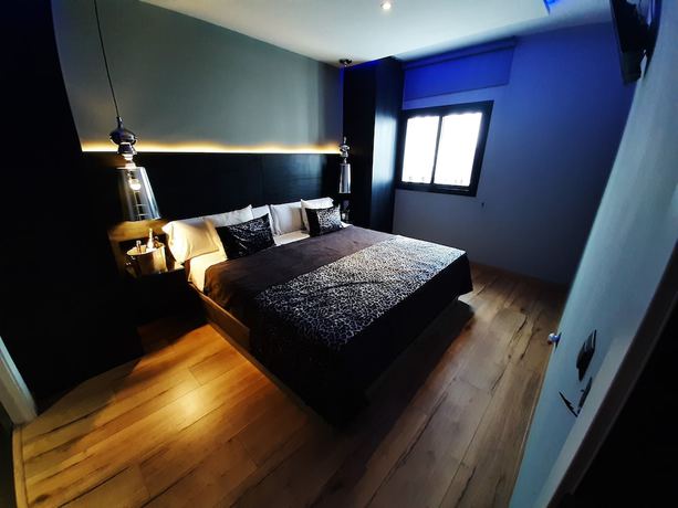 Imagen de la habitación del Hotel DAOS Suites Terrace Marbella. Foto 17