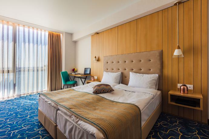 Imagen de la habitación del Hotel DAS Marina Burgas. Foto 6