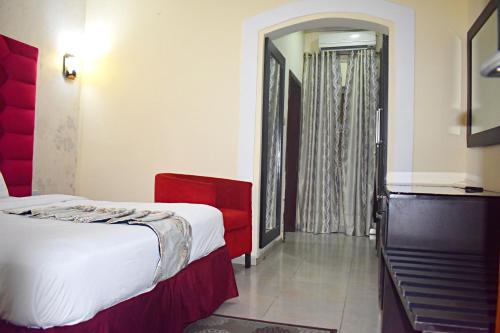 Imagen de la habitación del Hotel DAVIS HOTEL AND SUITES. Foto 18