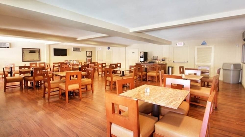 Imagen del bar/restaurante del Hotel DAYS INN n SUITES SEAWORLD. Foto 1