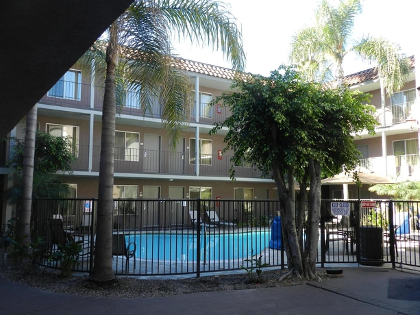 Imagen de la piscina del Hotel DAYS INN n SUITES SEAWORLD. Foto 15