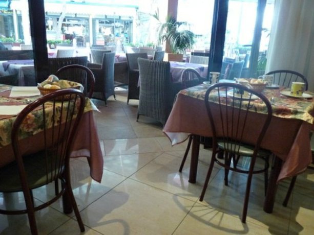 Imagen del bar/restaurante del Hotel D'Annunzio. Foto 2