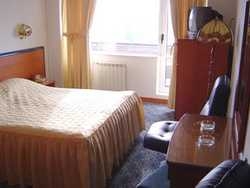 Imagen de la habitación del Hotel DECEBAL. Foto 3