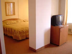 Imagen de la habitación del Hotel DECEBAL. Foto 4