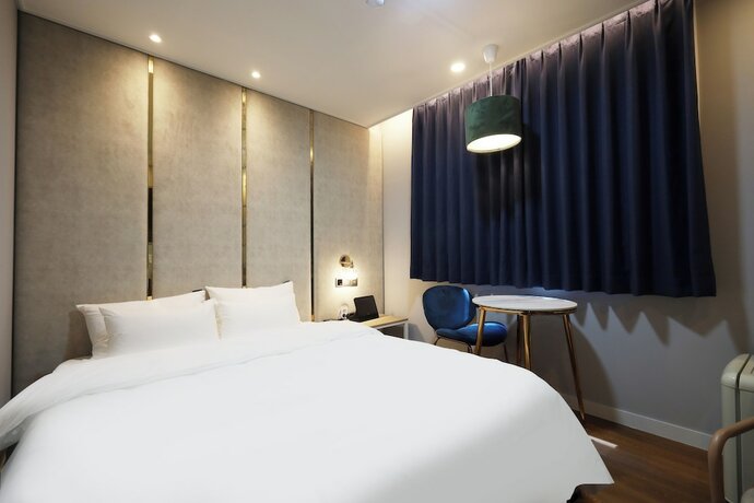 Imagen de la habitación del Hotel DELAMOUR. Foto 12