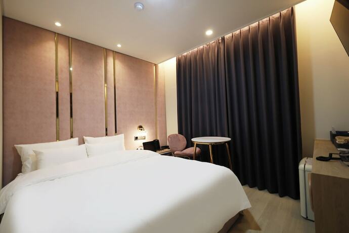 Imagen de la habitación del Hotel DELAMOUR. Foto 15