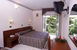 Imagen de la habitación del Hotel DI COSMO. Foto 3