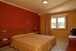 Imagen de la habitación del Hotel DINAJAN HOTEL. Foto 4