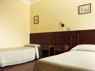 Imagen de la habitación del Hotel DINA'S. Foto 4