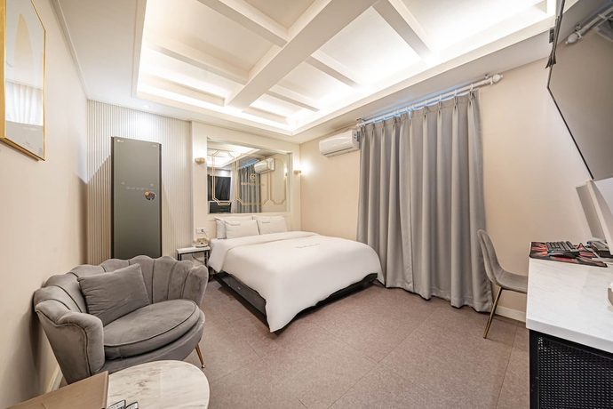 Imagen de la habitación del Hotel DK. Foto 2