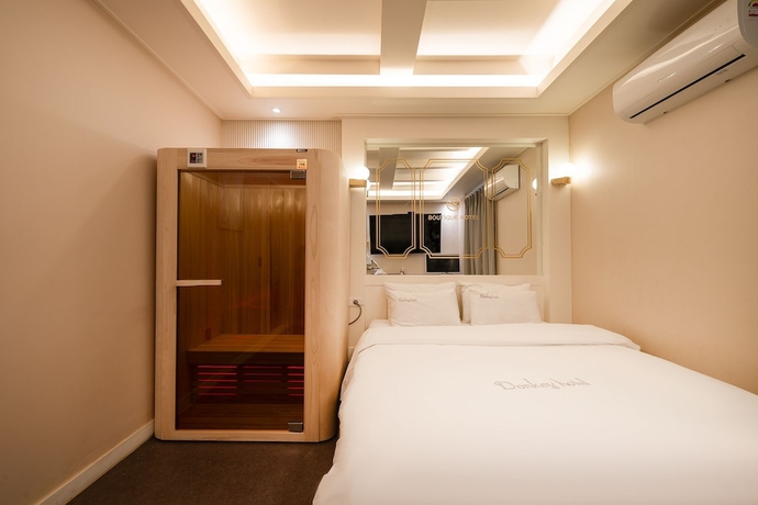 Imagen de la habitación del Hotel DK. Foto 7