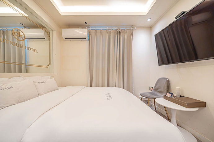 Imagen de la habitación del Hotel DK. Foto 9