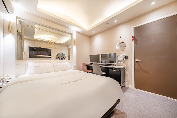 Imagen de la habitación del Hotel DK. Foto 16