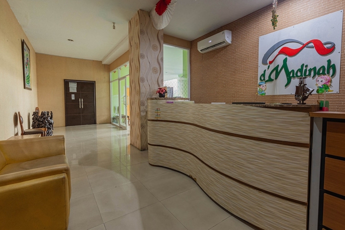 Imagen de los interiores del Hotel D\'Madinah Inn - Gentan. Foto 18