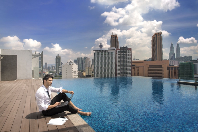 Imagen de la piscina del Hotel D'Majestic Place by Swiss Garden. Foto 15