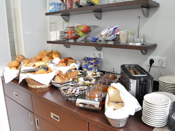 Imagen del bar/restaurante del Hotel DOLOMIT. Foto 2