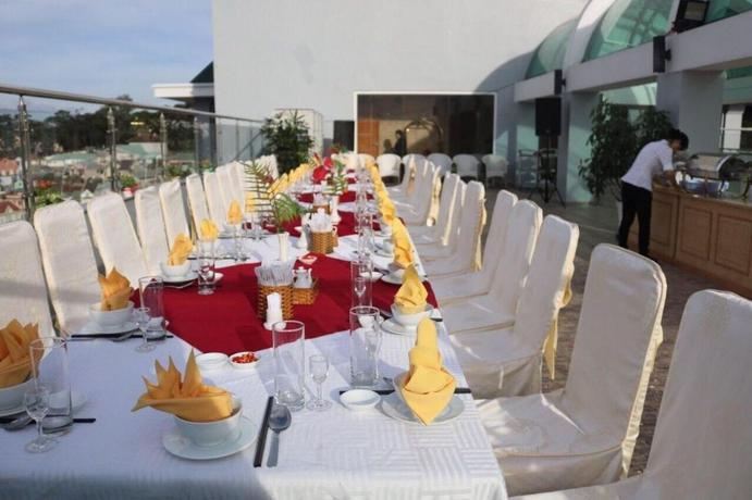 Imagen del bar/restaurante del Hotel DRAGON KING HOTEL. Foto 6