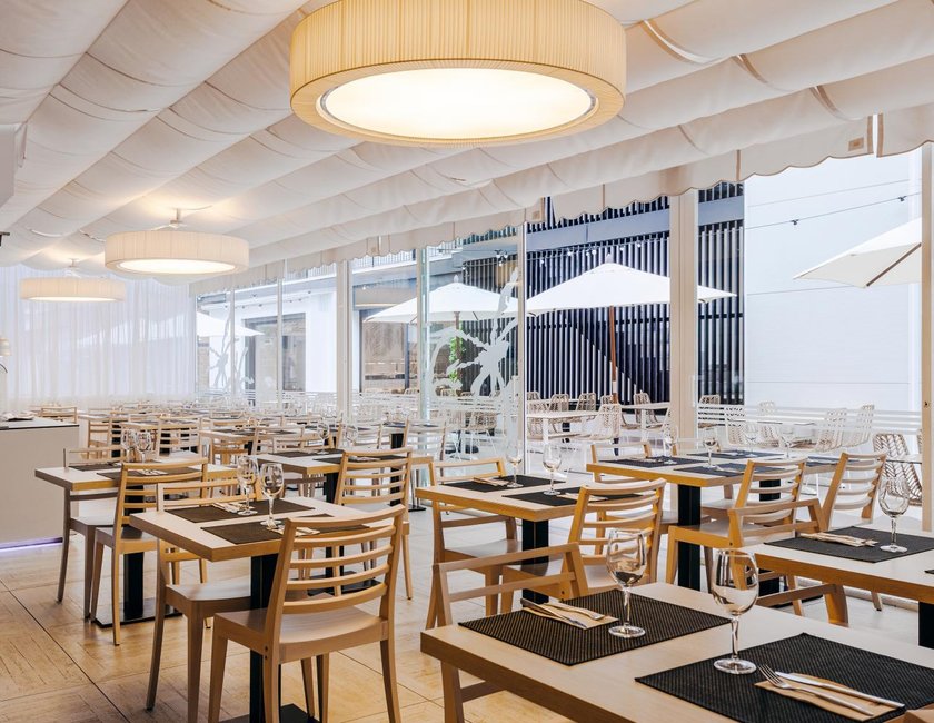 Imagen del bar/restaurante del Hotel DWO Calella Mar. Foto 2