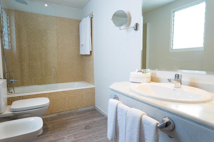 Imagen de la habitación del Hotel DWO Urban Granada. Foto 6