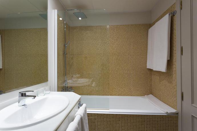 Imagen de la habitación del Hotel DWO Urban Granada. Foto 13