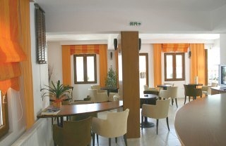 Imagen del bar/restaurante del Hotel Dabassis Aparthotel. Foto 2