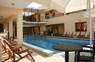 Imagen de la piscina del Hotel Dabassis Aparthotel. Foto 4
