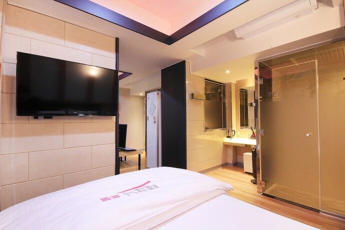 Imagen de la habitación del Hotel Daegu Bonridong Technic. Foto 13