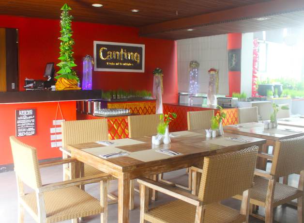 Imagen del bar/restaurante del Hotel Dafam Savvoya Seminyak Bali - Chse Certified. Foto 2