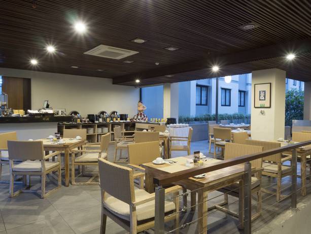 Imagen del bar/restaurante del Hotel Dafam Savvoya Seminyak Bali - Chse Certified. Foto 6
