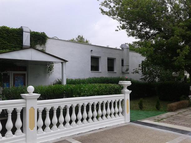 Imagen de los exteriores del Hotel Dahlia Garden. Foto 4