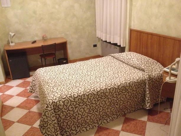 Imagen de la habitación del Hotel Daina. Foto 8