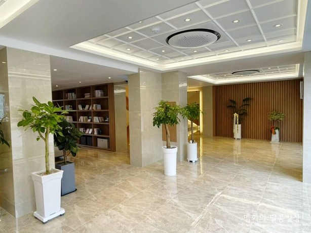 Imagen de los interiores del Hotel Daisy, Samseongli. Foto 15