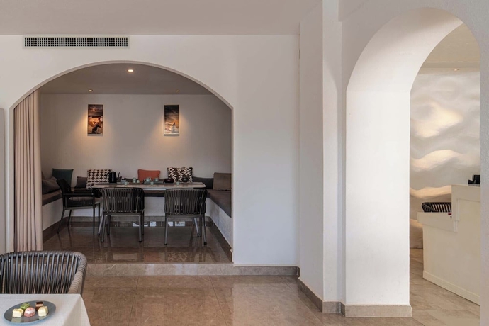 Imagen de los interiores del Hotel Dali CloudySky Lullaby SeaviewHotel. Foto 12