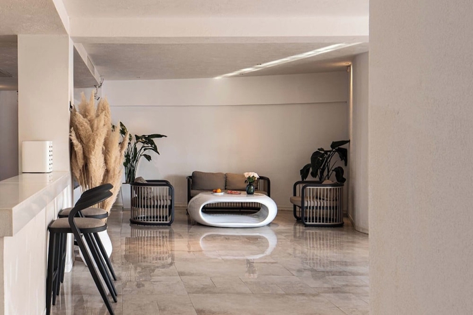 Imagen de los interiores del Hotel Dali CloudySky Lullaby SeaviewHotel. Foto 13