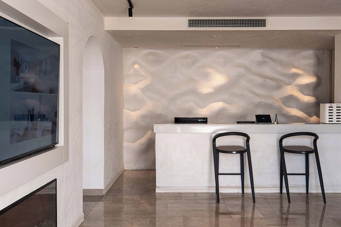Imagen de los interiores del Hotel Dali CloudySky Lullaby SeaviewHotel. Foto 15