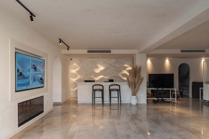 Imagen de los interiores del Hotel Dali CloudySky Lullaby SeaviewHotel. Foto 16
