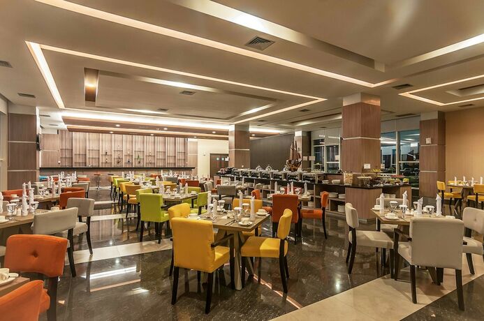 Imagen del bar/restaurante del Hotel Dalton Makassar. Foto 21