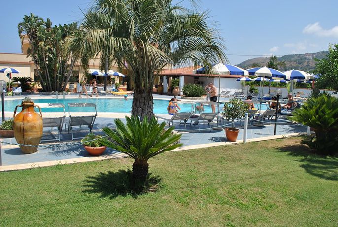 Imagen de la piscina del Hotel Damanse. Foto 17