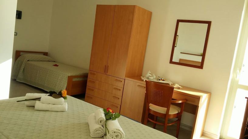 Imagen de la habitación del Hotel Damanse. Foto 7