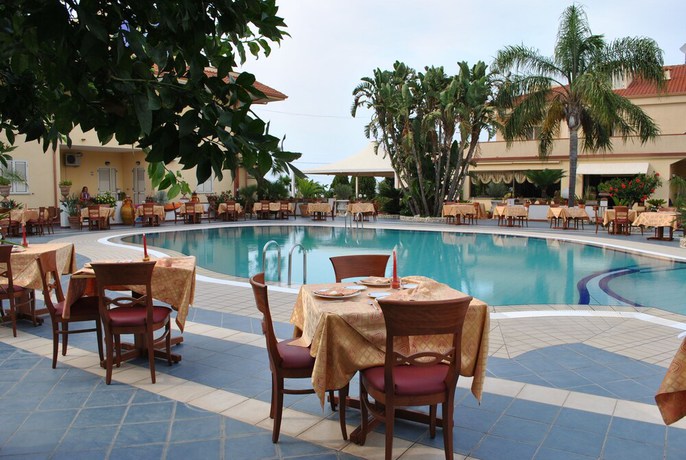 Imagen de la piscina del Hotel Damanse. Foto 18