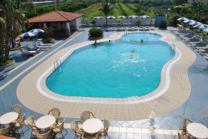 Imagen de la piscina del Hotel Damanse. Foto 19