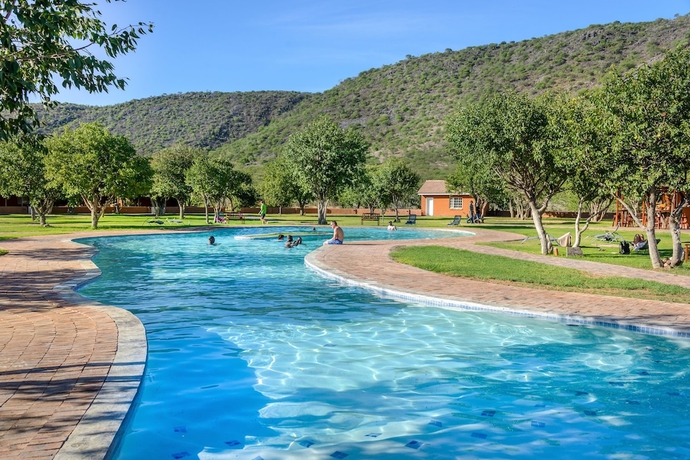 Imagen de la piscina del Hotel Damara Mopane Lodge. Foto 18